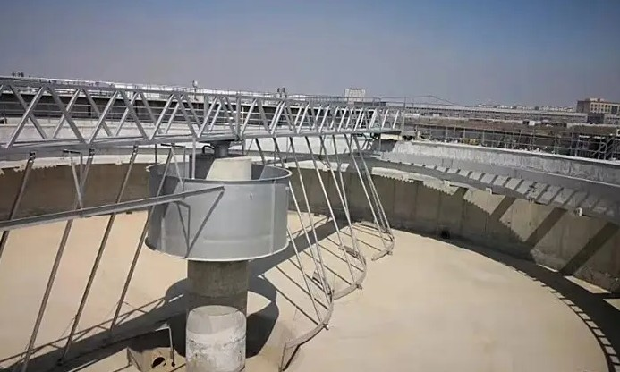 ZQXN型(xing)週邊(bian)傳動(dong)全橋虹吸式吸泥機