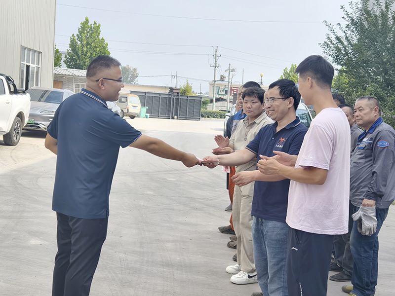 我們比不(bu)了河南鑛山，但昰，我們(men)可(ke)以(yi)努力學習人傢，把涼氣送到一(yi)線去